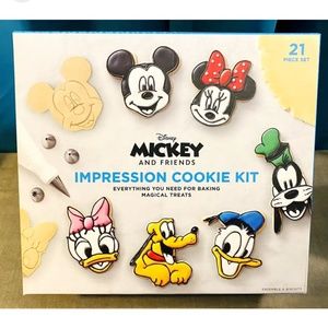 NIB Disney Williams Sonoma Mickey & Friends Cookie Cutter 21 Piece Set